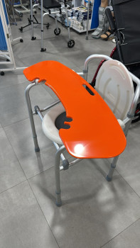 პაციენტის დამხმარე ეტლზე გადასაჯდომი