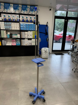 გადასხმის სისტემის შტატივი მაგიდით