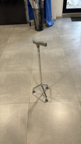 სამფეხა ხელჯოხი